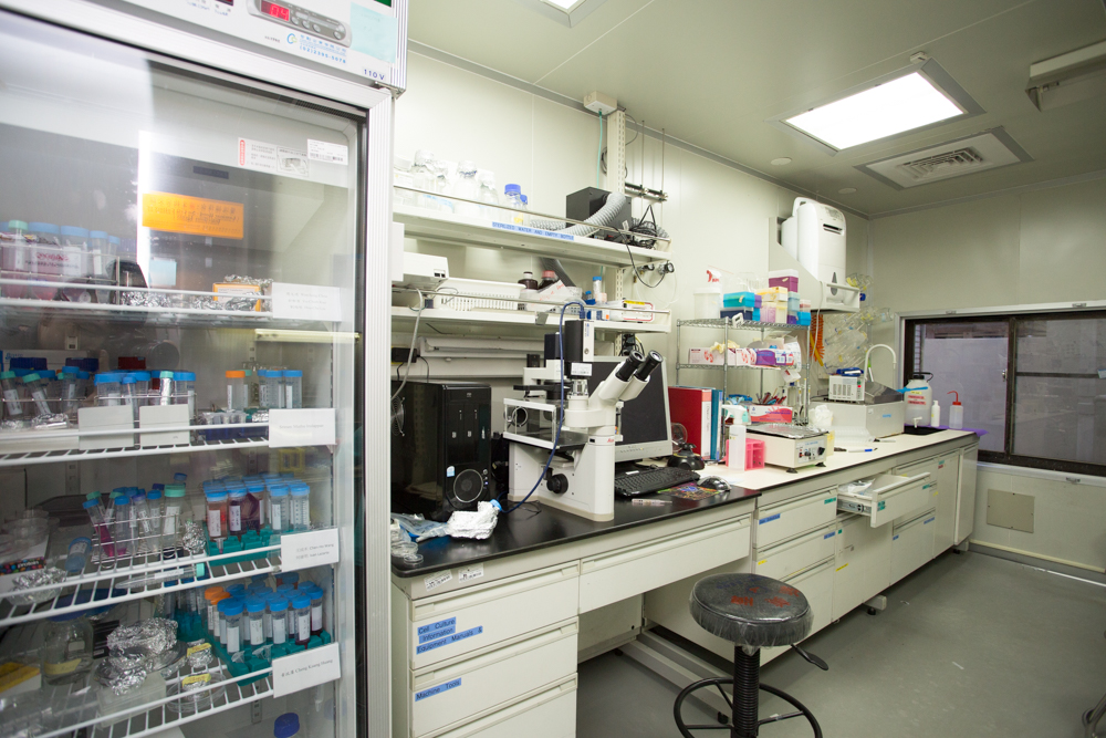 cell_culture_room_2.jpg